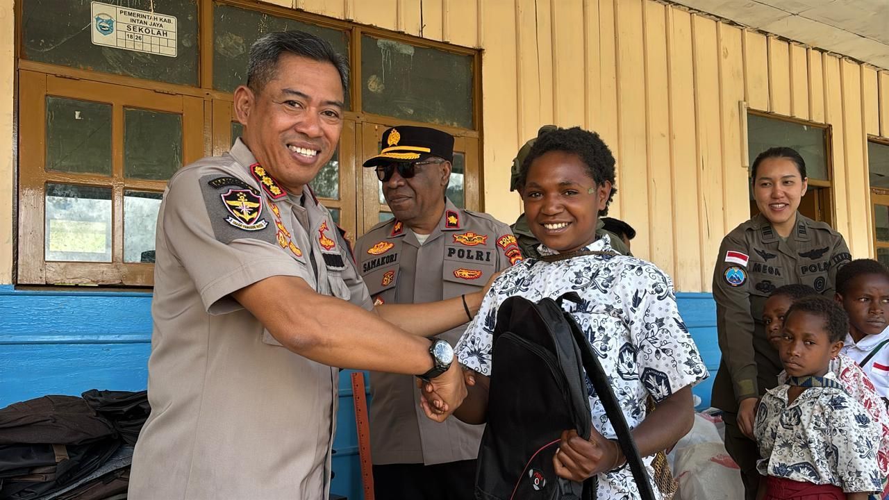 *HADIR DI SD INPRES YOKATAPA SUGAPA, SATGAS KEPOLISIAN OPERASI DAMAI CARTENZ HADIRKAN KECERIAAN BAGI ANAK DAN BAKTI KESEHATAN BAGI GURU*