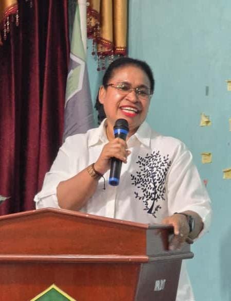 Bupati Sorong Selatan Sampaikan Materi Kepemimpinan Perempuan Sorong Selatan Dalam Dialog Publik.