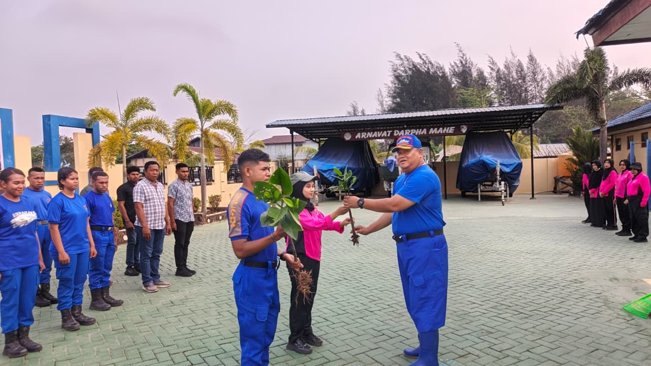 Ditpolairud Polda Papua Barat Daya Bersama Bhayangkari dan Masyarakat Pesisir Tanam Mangrove dan Bersihkan Pantai
