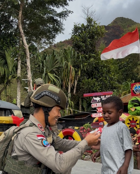 Personel Satgas Ops Damai Cartenz Sambangi Anak-anak di Pos Satgas Tindak Kulirik