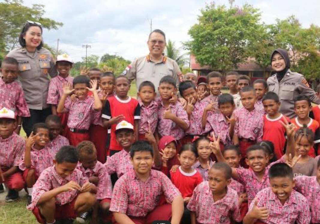 Satgas Ops Damai Cartenz Salurkan Bantuan Seragam Sekolah dan Berikan Edukasi Bahaya Narkoba dan Bijak Bermedia Sosial kepada Pelajar di Sarmi