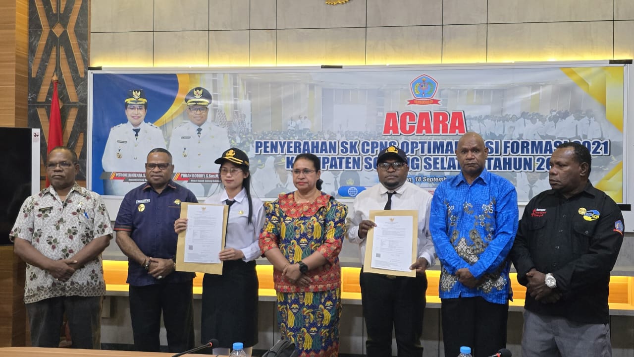 Bupati Sorong Selatan Serahkan 22  SK CPNS Optimalisasi Formasi Tahun 2021