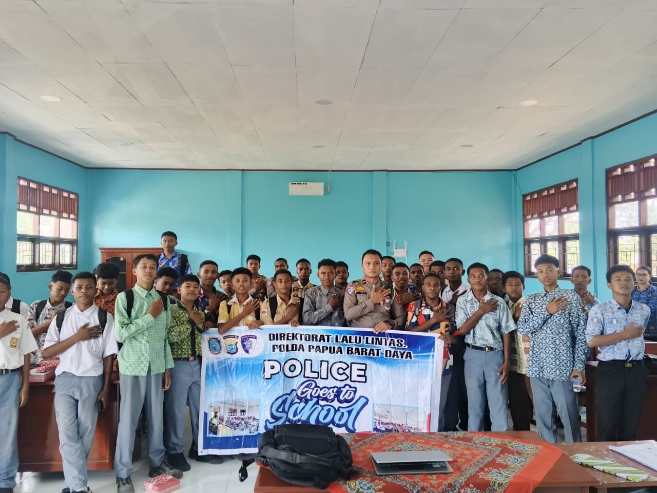 Dirlantas Polda Papua Barat Daya Tingkatkan Kesadaran Tertib Berlalu Lintas Pelajar Melalui Sosialisasi di Sejumlah Sekolah