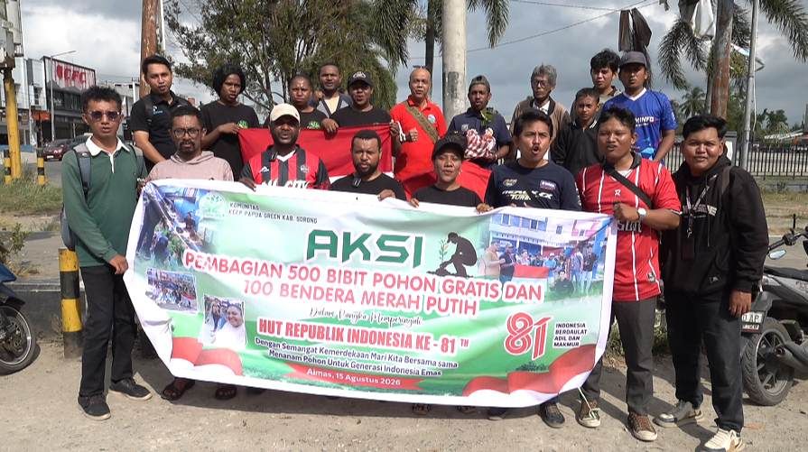 Menyongsong HUT RI ke-81, Komunitas Keep Papua Green Bagikan bibit pohon dan bendera