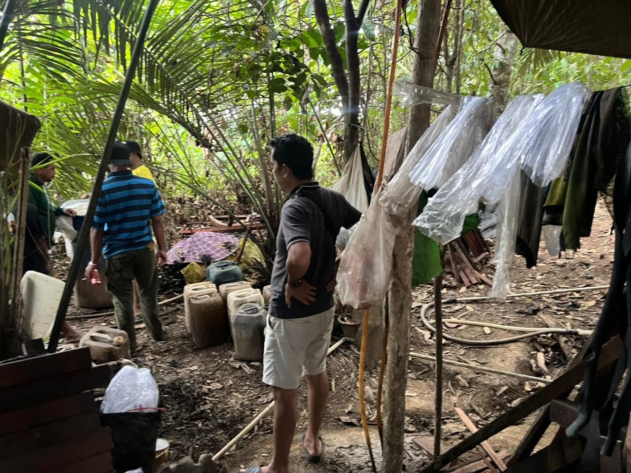 *Polresta Sorong Kota Bongkar Tempat Produksi Miras Cap Tikus di Katapop, 70 Liter Barang Bukti Disita*