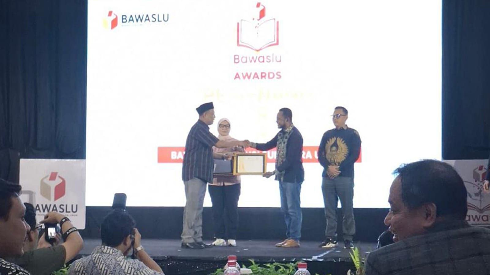 Bawaslu Papua Barat Raih Penghargaan Nominasi Presenter Terbaik di Forum Nasional