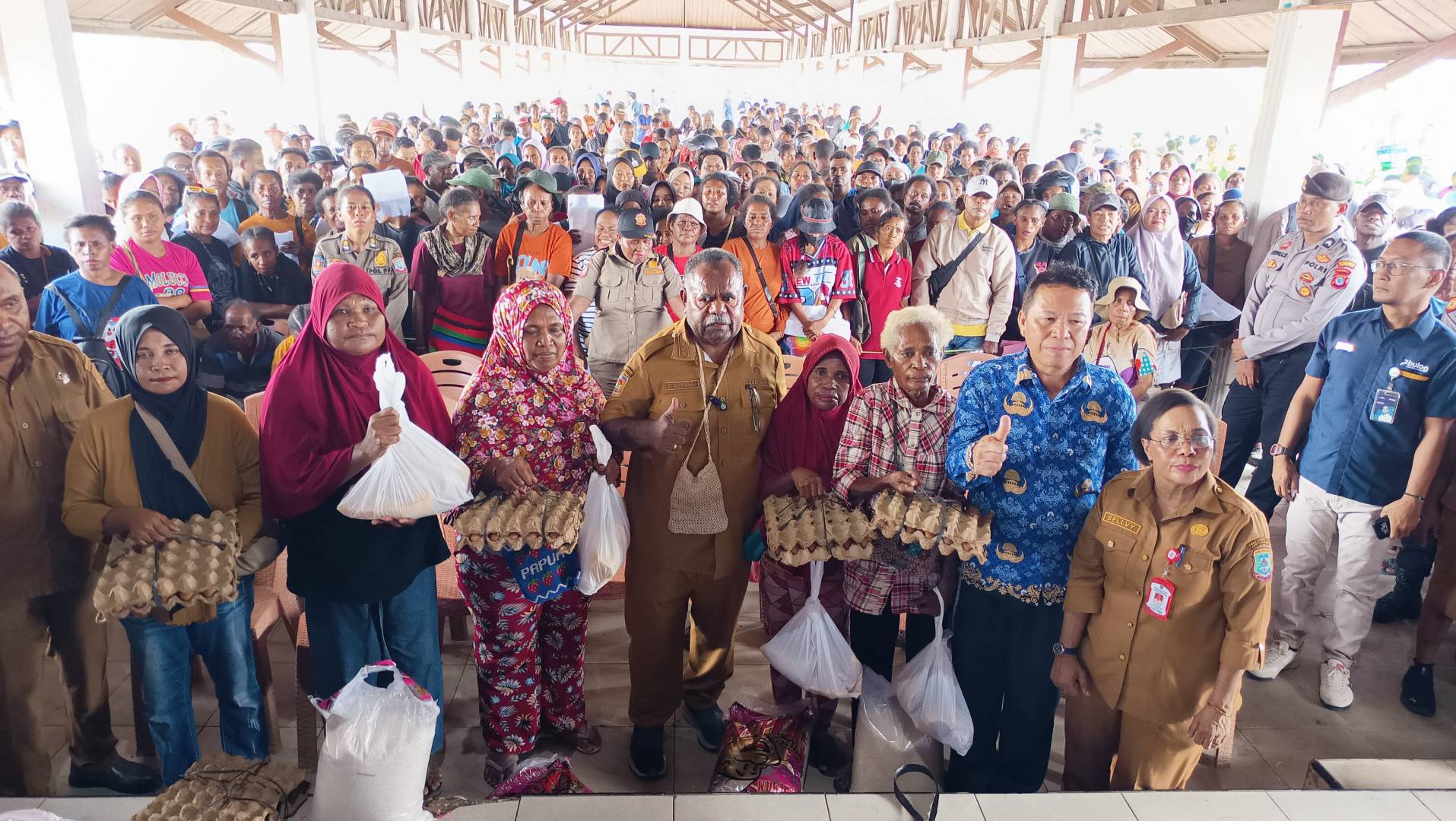 Warga Serbu Pasar Murah di Aimas, Gubernur Instruksikan Tambah Stok Sembako
