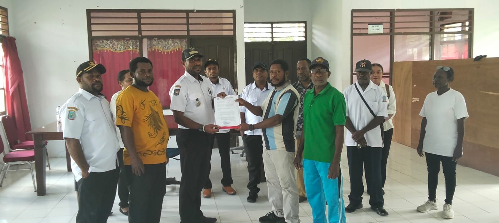 Kepala Distrik Seremuk Serahkan SK Panitia, Seluruh Kepala Kampung Diminta Turunkan Tim Terbaik Semarakkan HUT Sorong Selatan dan HUT RI
