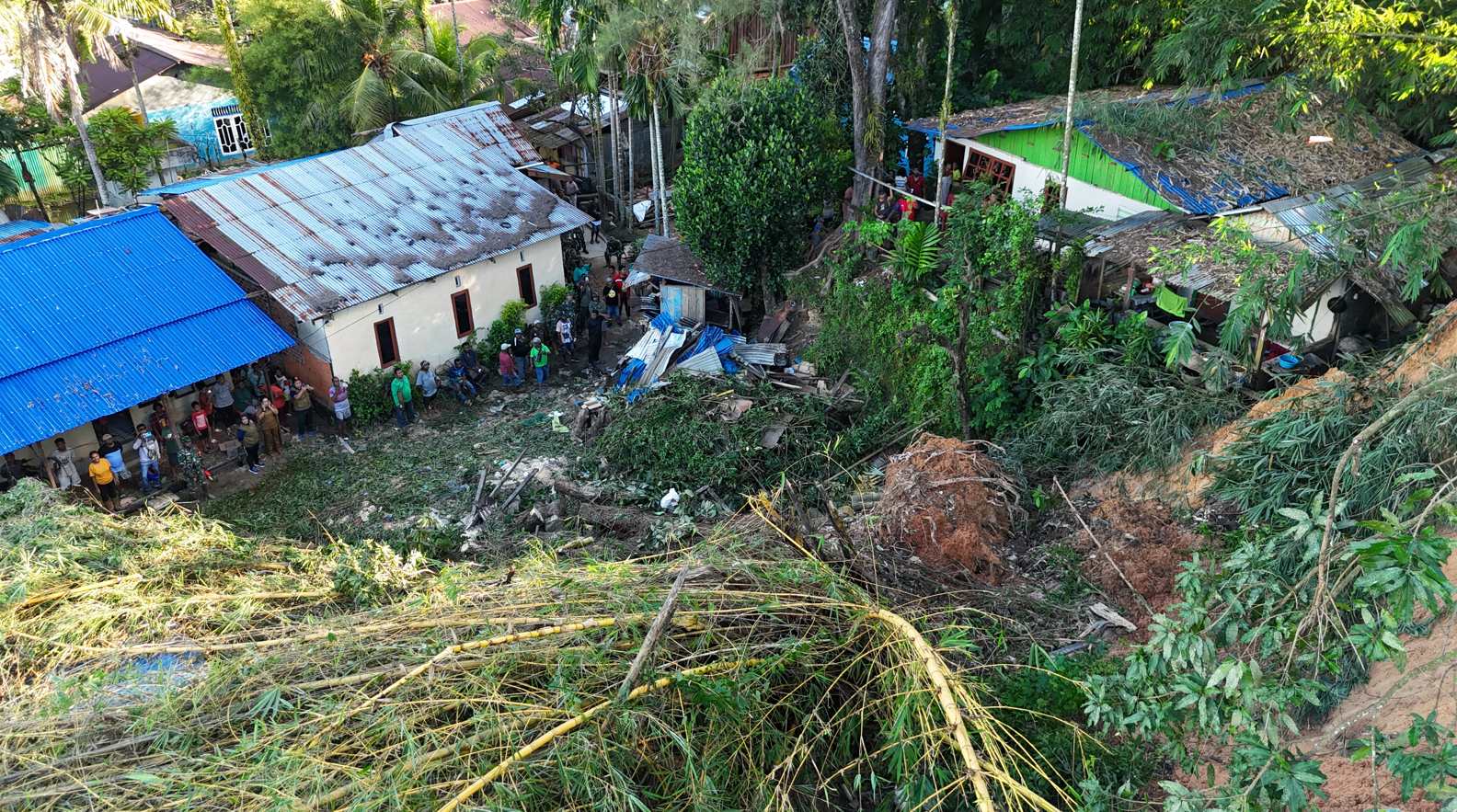 Tiga Rumah Hancur Diterjang Longsor di Sorong, Yonzipur 20/PPA Bergerak Cepat