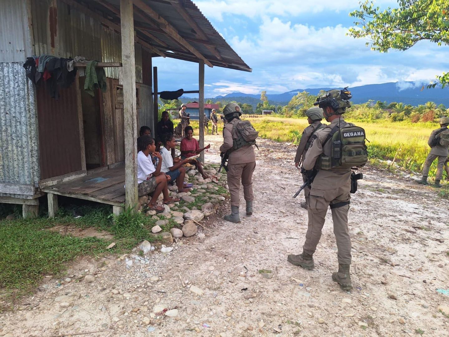 *Langkah Kecil, Rasa Aman yang Besar: Patroli Humanis Satgas Ops Damai Cartenz Hangatkan Kenyam*