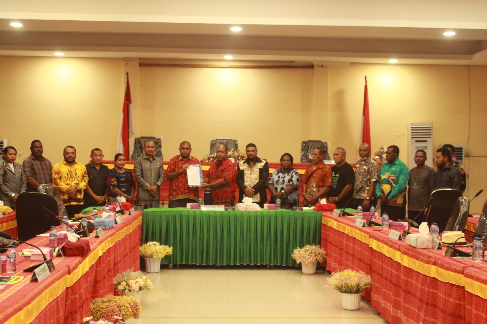 Institut USBA Gelar Senat Raja Ampat Audensi bersama MRPBD Dan Serahkan Dokumen 8 Maklumat Suara Adat Hadir di Meja Kebijakan