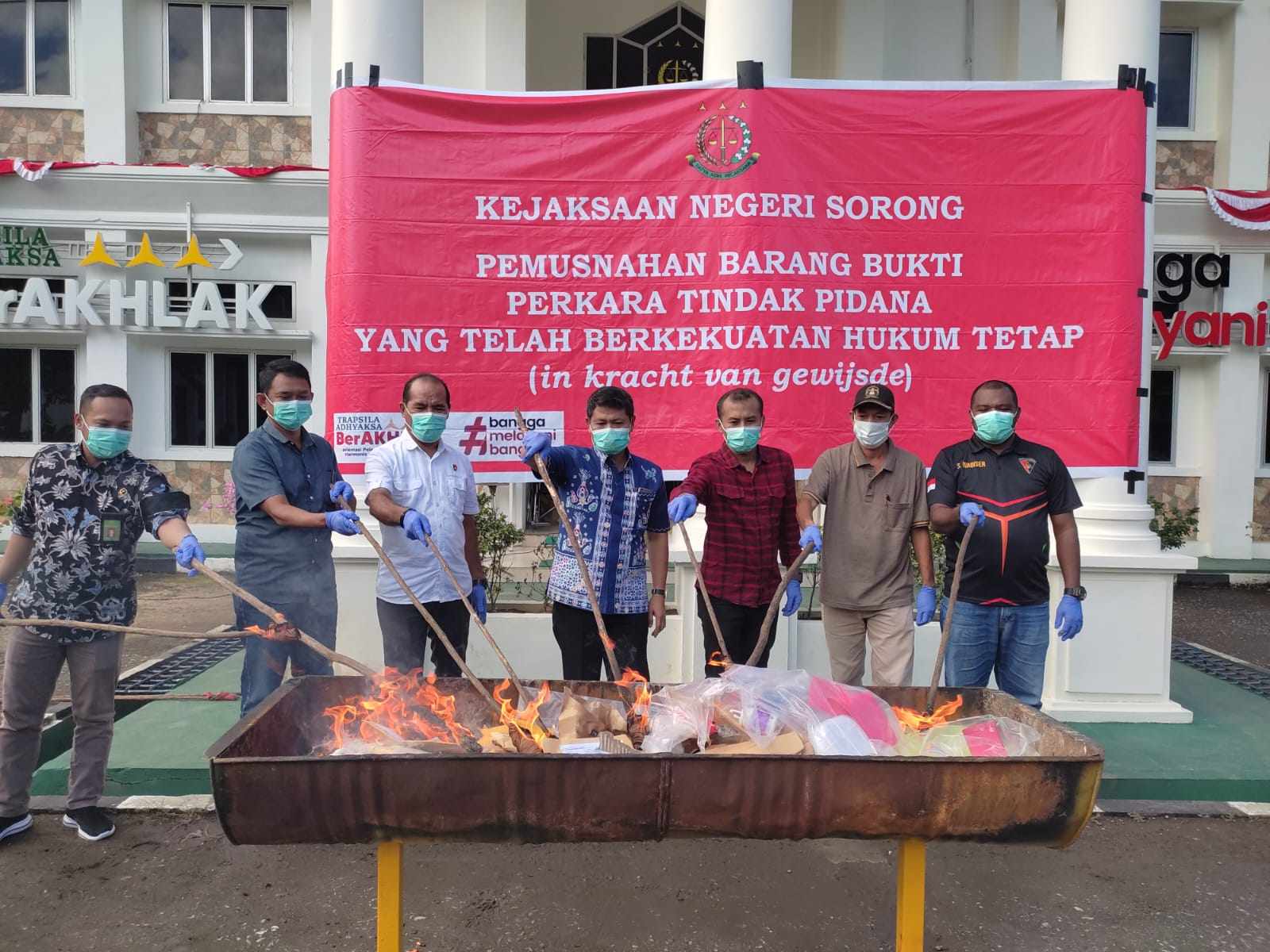 Kejari Sorong Musnahkan Barang Bukti 30 Perkara, Termasuk Narkotika dan Kasus Pidana Berat