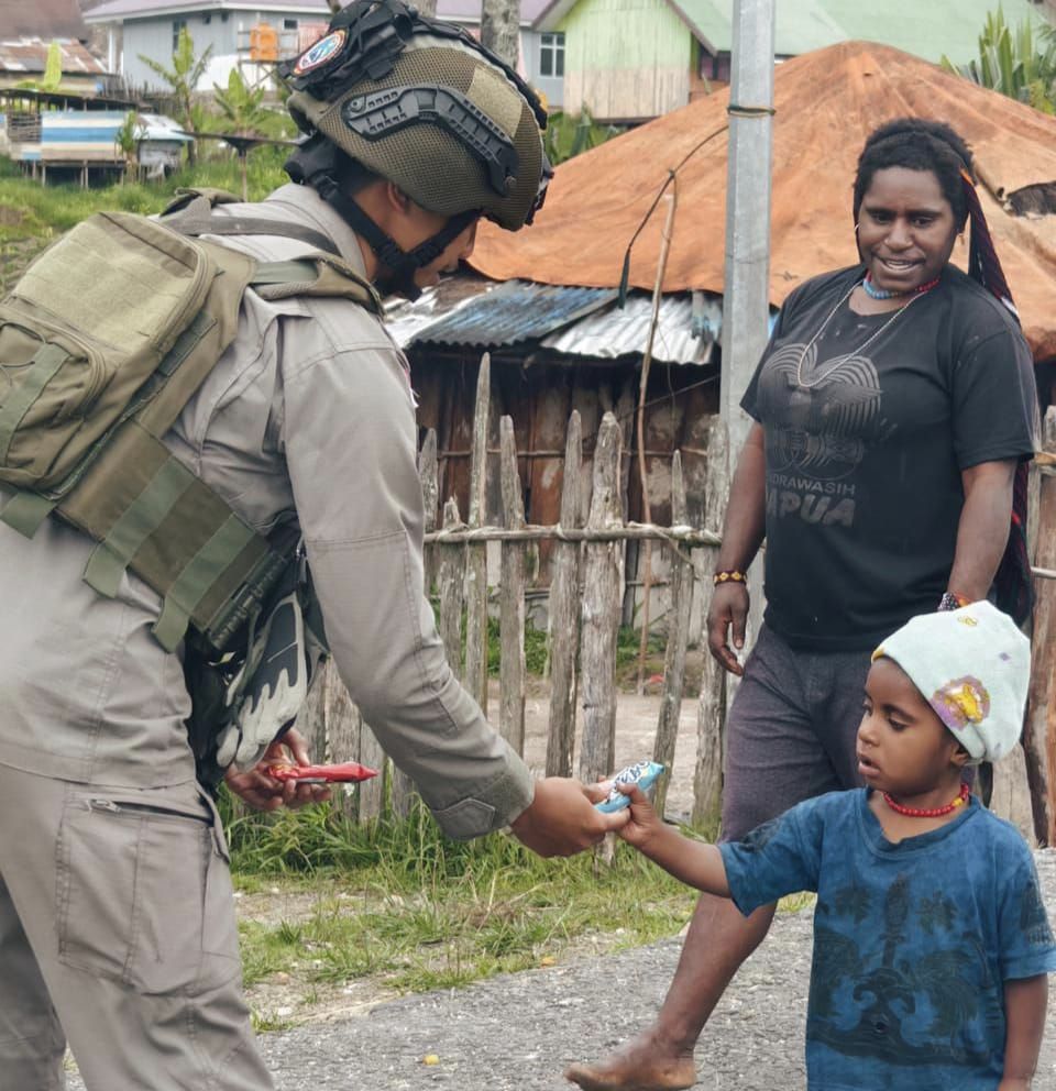 *Patroli Humanis Ops Damai Cartenz Hadirkan Senyum dan Rasa Aman bagi Warga Sinak*