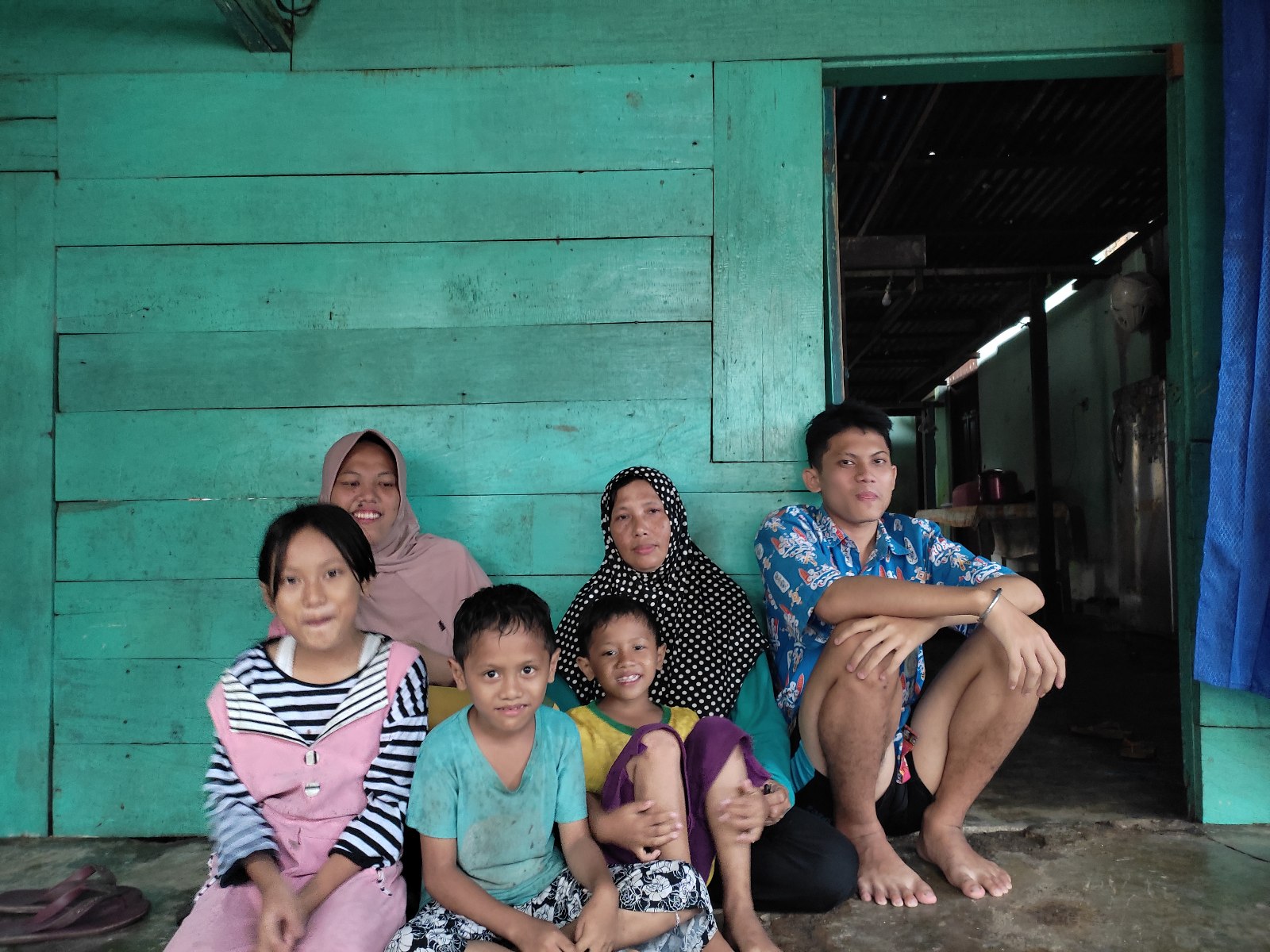 Seorang Ibu dan Lima Anaknya Terjepit Limbah Kandang dan Debu Perusahaan