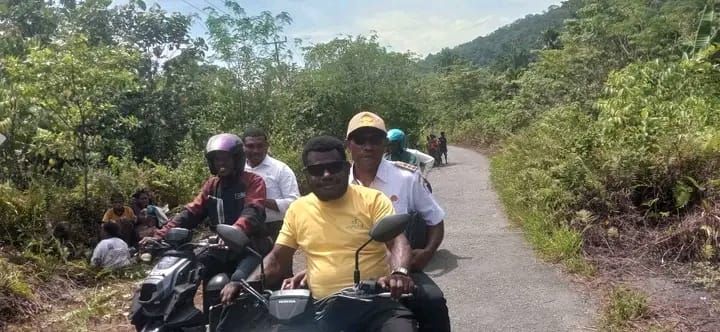 Jelang Kedatangan Gubernur Papua Barat Daya, Kepala Distrik Seremuk Pimpin Warga 8 Kampung Bersihkan Jalan Tofot–Klaogin