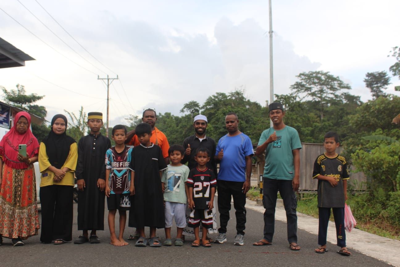 Agustinus Kaliele, S.P., Ketua Fraksi NasDem Komisi B Sorong Selatan Berbagi Takjil di Kampung Maklit dan Tofot