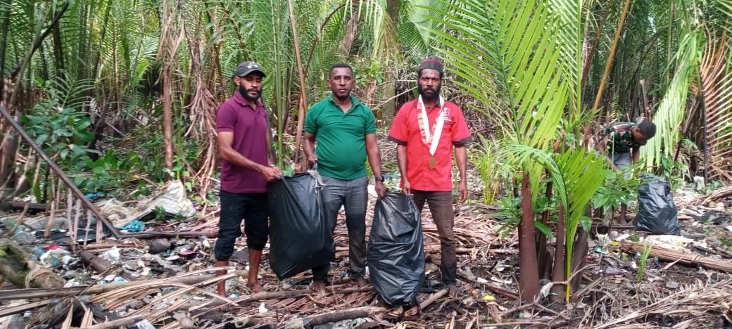 Relawan Lingkungan dan DLH Sorong Selatan Bersihkan Muara Saflas, Brando Sagrim: Jangan Biarkan Laut Kita Mati Karena Sampah Plastik”