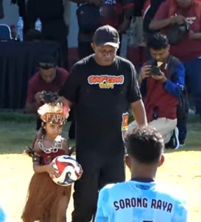 Penghormatan Mendiang Gusti Sagrim Warnai Laga Eksebisi Persipura Lawan Sorong Raya