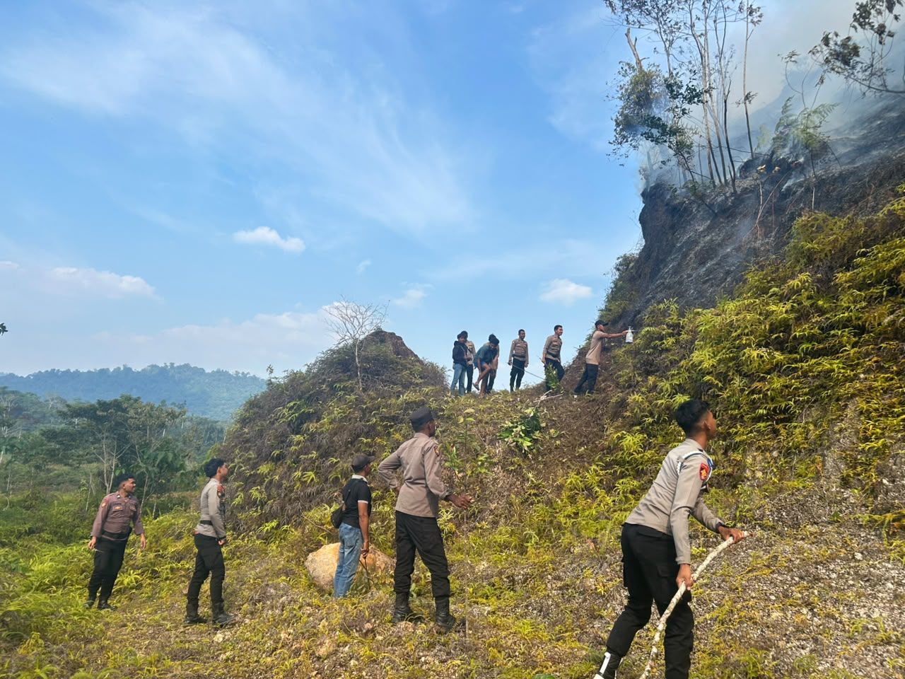 Polres Tambrauw Padamkan Kebakaran Lahan di Sekitar Kediaman Wakil Bupati