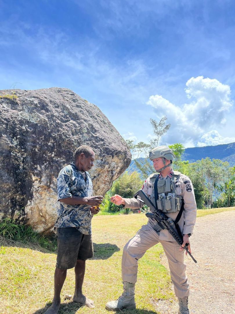 *Satgas Damai Cartenz Gelar Patroli dan Pelayanan Kesehatan di Sinak*