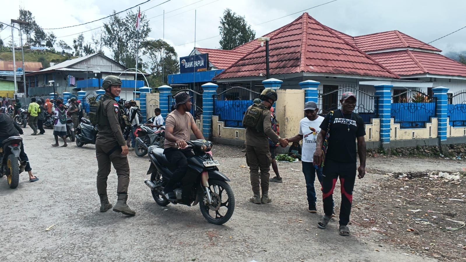 *Patroli Humanis Satgas Damai Cartenz di Sugapa, Wujudkan Rasa Aman bagi Masyarakat*
