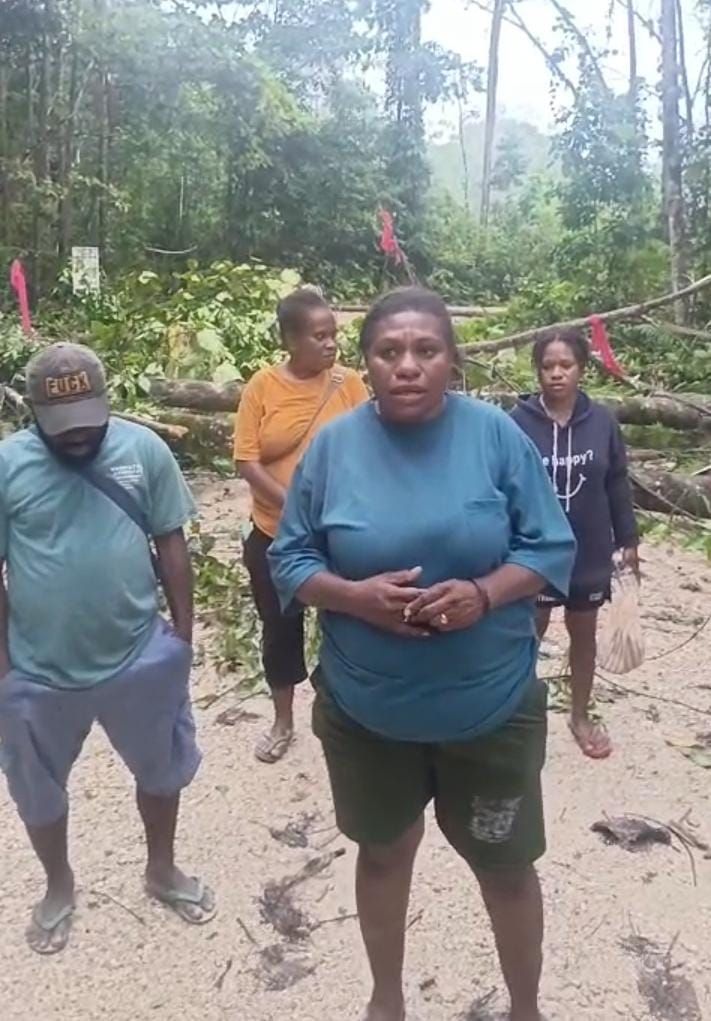Masyarakat Adat Marga Yewen Palang Perusahaan yang Diduga Merusak Tanah Ulayat