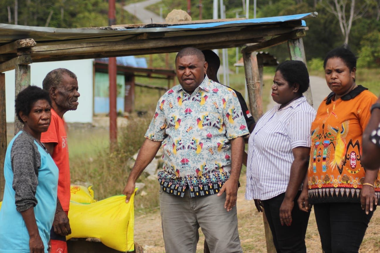MRP Papua Barat Daya Salurkan Bantuan untuk Korban Salah Tangkap di Tambrauw, Vincentius Baru: “Jangan Takuti Masyarakat yang Hanya Pergi Berkebun”