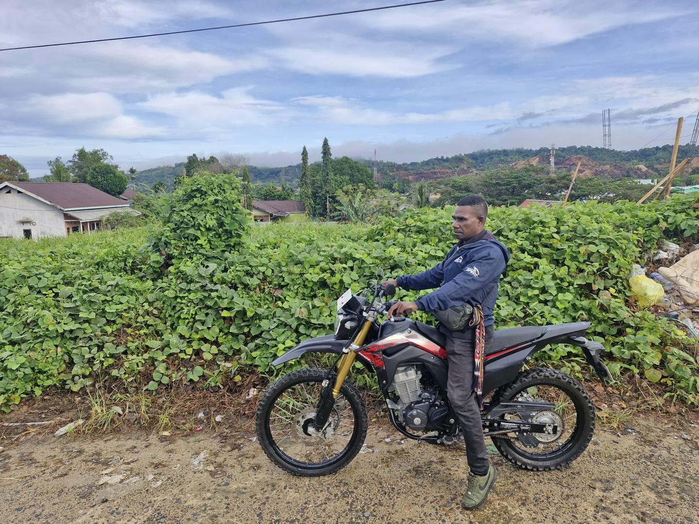 Bantuan Sepeda Motor  Presiden Prabowo pada Ketua Bidang Humas LMA Sorong Selatan.