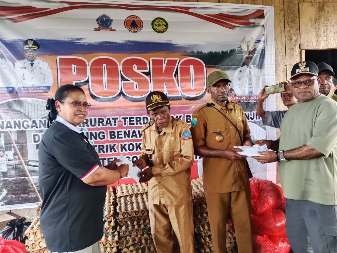 Bupati Sorong Selatan  Serahkan Bantuan Bama"Tinjau Dampak Banjir Di Kokoda Utara