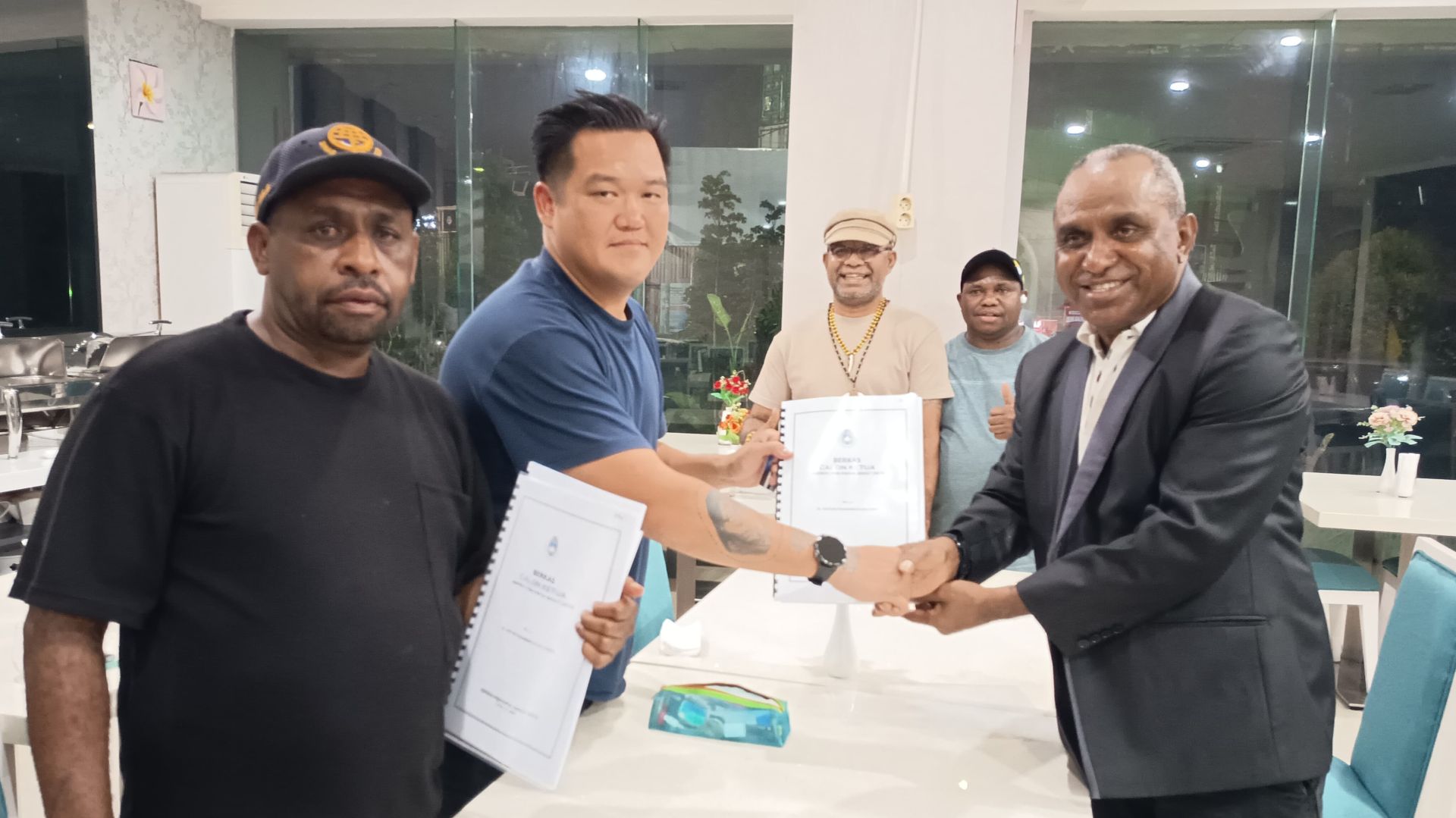 Viktor Solossa Resmi Daftar Calon Ketua Asprov PSSI Papua Barat Daya