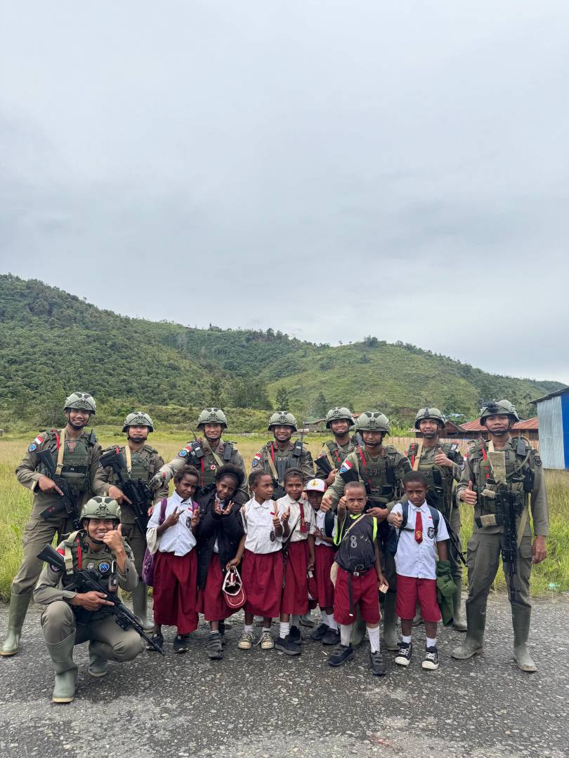 *Patroli Humanis Satgas Ops Damai Cartenz di Kampung Kabiding, Kehangatan Warga dan Tawa Anak-Anak Warnai Pagi di Oksibil*