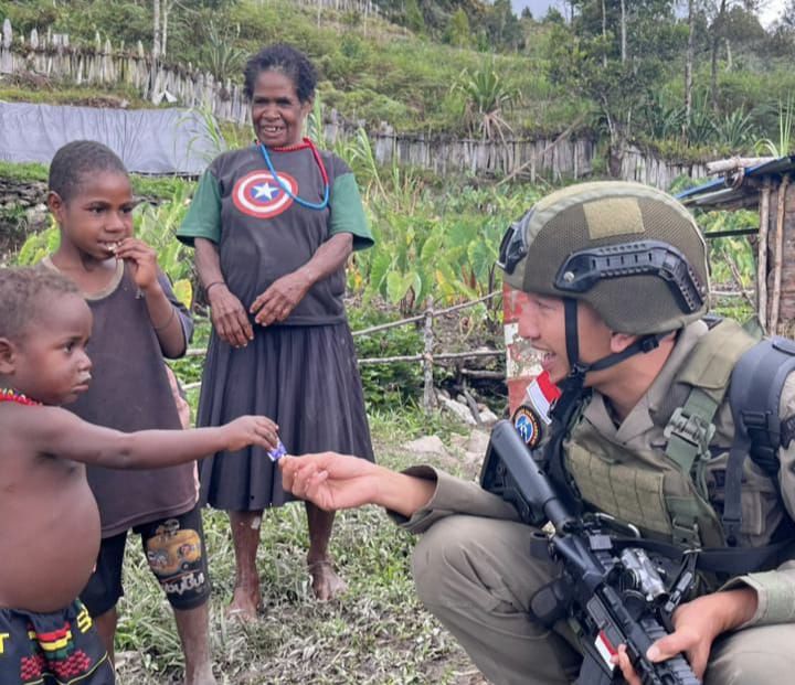 *Sentuhan Humanis di Sinak: Satgas Damai Cartenz Bangun Kepercayaan Lewat Interaksi Anak-anak*