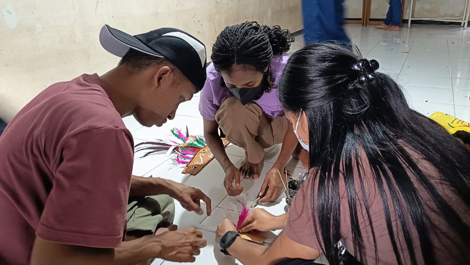 Puluhan Disabilitas Olah Mahkota Khas Papua Bernilai Jual dari Bahan Alami