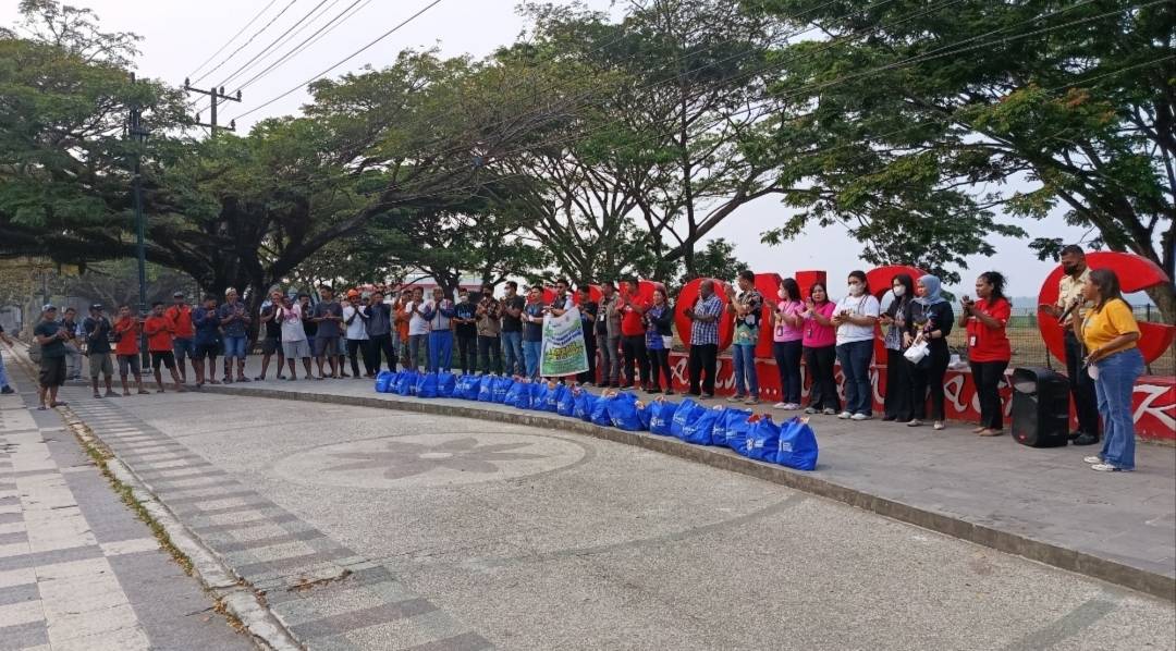 HUT ke-28, Bank Mandiri KC Sorong Basuki Rahmat Bagikan Sembako untuk Petugas Kebersihan