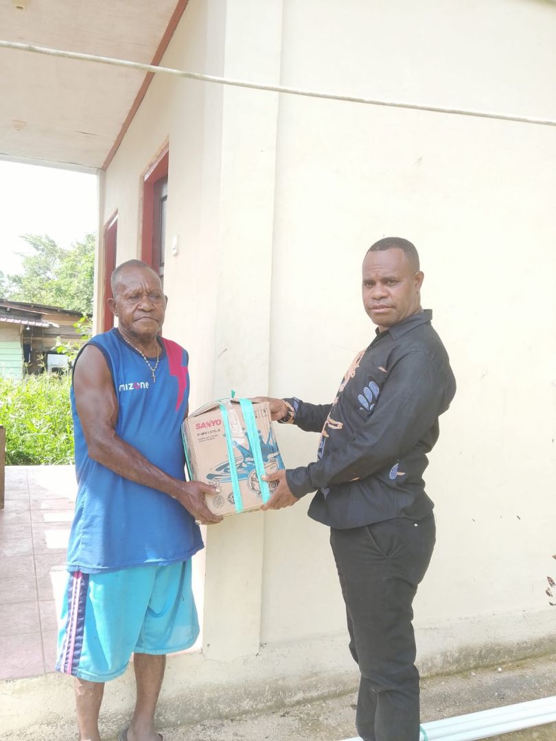 Agustinus Kaliele Serahkan Bantuan Sanyo dan Pipa Air untuk Mama-Mama Pasar Batu Payung, Dorong Akses Air Bersih di Perbatasan Sorong Selatan–Maybrat